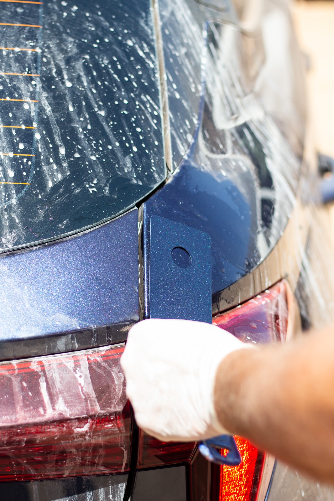 Cartela de cor comparada à pintura azul de um carro na oficina